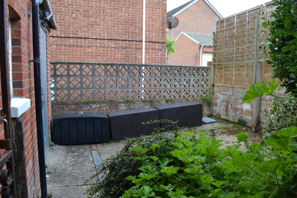 Lot: 81 - FREEHOLD DETACHED MIXED RESIDENTIAL & COMMERCIAL INVESTMENT OPPORTUNITY - Rear courtyard